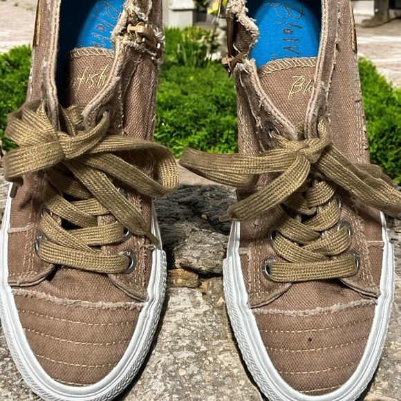 Women’s Blowfish Tan Canvas Sneakers with White Soles - Picture 2 of 7